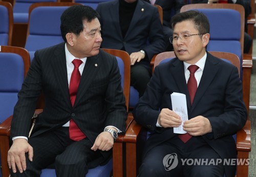 대화하는 황교안과 심재철(서울=연합뉴스) 김인철 기자 = 자유한국당 황교안 대표와 심재철 원내대표가 21일 오전 여의도 국회에서 열린 의원총회에서 대화하고 있다. 2020.1.21 yatoya@yna.co.kr