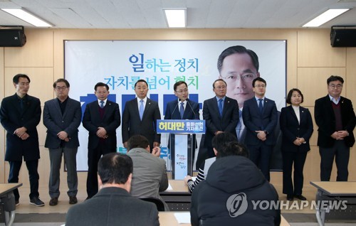 출마 기자회견하는 허대만 위원장(포항=연합뉴스) 손대성 기자 = 21일 경북 포항시청에서 허대만(50) 더불어민주당 경북도당 위원장이 포항남·울릉 선거구 국회의원 선거 출마 기자회견을 하고 있다. 2020.1.21 sds123@yna.co.kr