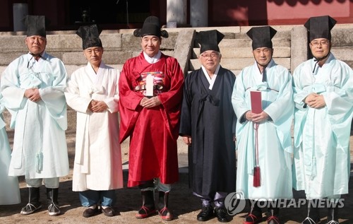 이낙연 총리, 성균관 방문(서울=연합뉴스) 김승두 기자 = 더불어민주당에 복귀한 이낙연 전 국무총리가 21일 서울 종로구 성균관을 찾아 봉심을 거행한 후 기념촬영 하고 있다.kimsdoo@yna.co.kr