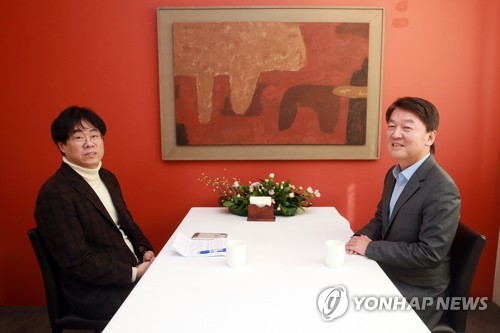 대화하는 안철수와 김경율(서울=연합뉴스) 김인철 기자 = 바른미래당 안철수 전 의원이 21일 오후 서울 중구 달개비에서 김경율 전 참여연대 집행위원장과 만나 대화하고 있다. yatoya@yna.co.kr