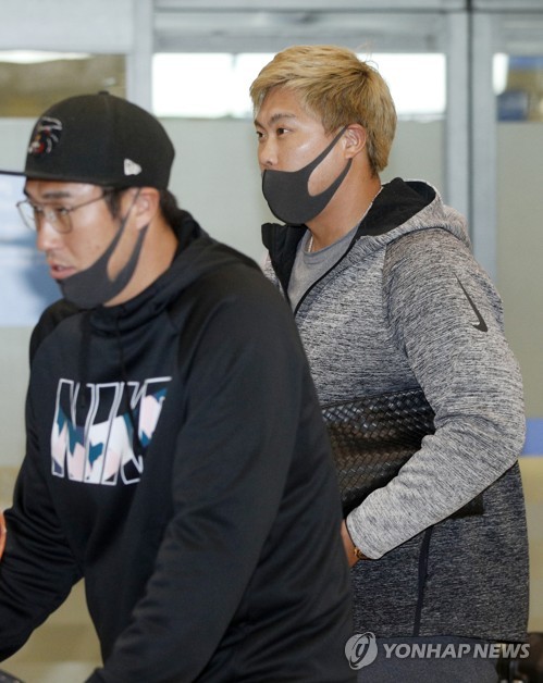 류현진, 개인훈련 마치고 귀국(영종도=연합뉴스) 서명고 기자 = 류현진(오른쪽)이 21일 오후 보름 동안의 국외 개인 훈련을 마치고 장민재와 함께 인천국제공항을 통해 귀국하고 있다. 2020.1.21 seephoto@yna.co.kr