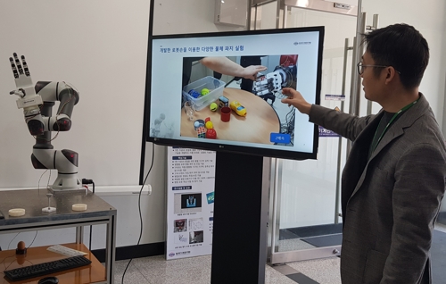 로봇손을 이용한 파지(把指) 실험[촬영 박주영 기자]