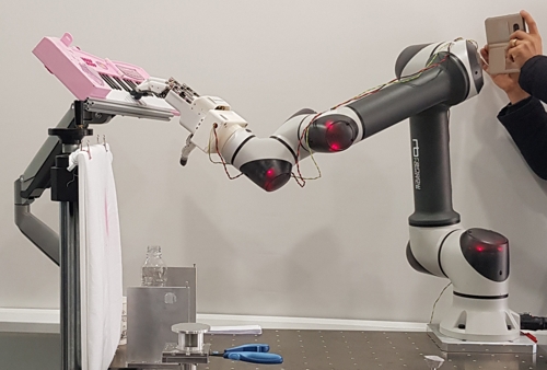 피아노 치는 로봇 손[촬영 박주영 기자]