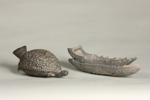 대구 달성군에서 출토한 거북모양 주전자(왼쪽)와 배모양 토기[국립대구박물관 제공]