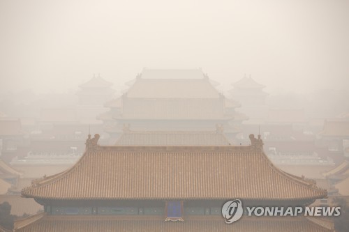 중국 베이징의 뿌연 하늘[AP=연합뉴스 자료사진]