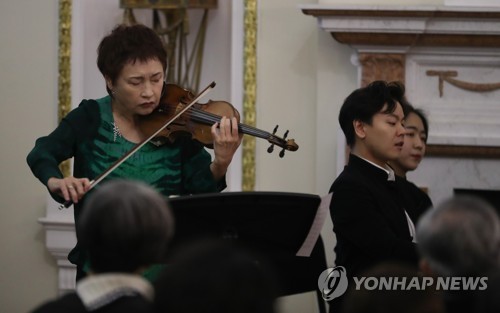 덕수궁 석조전 가득 채우는 정경화의 선율(서울=연합뉴스) 류효림 기자 = 바이올리니스트 정경화가 21일 오후 서울 덕수궁 석조전에서 열린 '정경화와 함께하는 신년음악회'에서 연주를 하고 있다. 2020.1.21 ryousanta@yna.co.kr