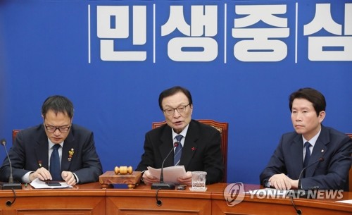 발언하는 민주당 이해찬 대표(서울=연합뉴스) 안정원 기자 = 더불어민주당 이해찬 대표가 22일 오전 서울 여의도 국회에서 열린 최고위원회의에서 발언하고 있다. jeong@yna.co.kr