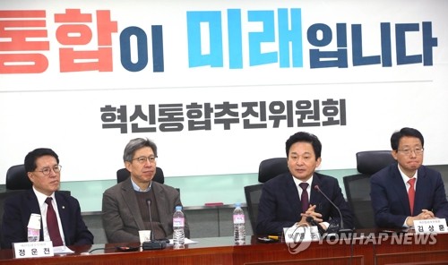 혁통위서 인사말 하는 원희룡(서울=연합뉴스) 진성철 기자 = 원희룡 제주지사(오른쪽 두 번째)가 22일 국회 의원회관에서 열린 혁신통합추진위원회 회의에서 인사말하고 있다. zjin@yna.co.kr