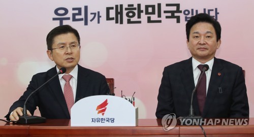 대화하는 황교안과 원희룡(서울=연합뉴스) 김인철 기자 = 자유한국당 황교안 대표가 22일 오전 국회에서 원희룡 제주도지사와 만나 대화하고 있다. yatoya@yna.co.kr