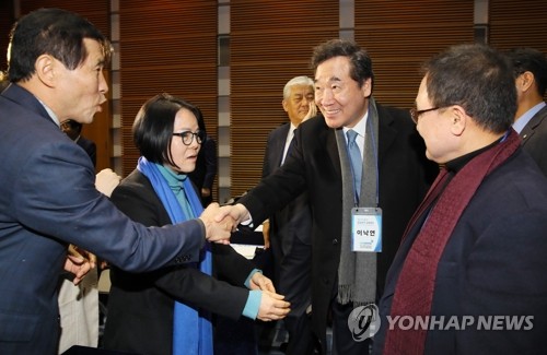 총선 입후보자들과 인사 나누는 이낙연(서울=연합뉴스) 진성철 기자 = 이낙연 전 국무총리가 22일 서울 용산구 백범김구기념관에서 열린 더불어민주당 제21대 총선 입후보자 교육연수에서 참석자들과 인사하고 있다. 2020.1.22 zjin@yna.co.kr