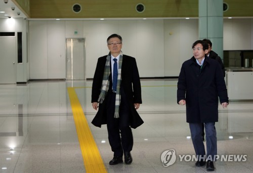 출경하는 서호 통일차관(서울=연합뉴스) 서호 통일부 차관이 22일 오후 개성 남북공동연락사무소를 통해 출경하고 있다. 
    [통일부 제공. 재판매 및 DB 금지] photo@yna.co.kr