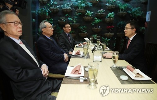 전직 국회의장 만난 한국당 황교안 대표(서울=연합뉴스) 안정원 기자 = 자유한국당 황교안 대표가 22일 오후 서울 여의도 한 식당에서 열린 전직 국회의장과의 만찬에 참석, 대화하고 있다.
    왼쪽부터 박희태, 박관용, 강창희 전 국회의장, 황 대표. 2020.1.22 jeong@yna.co.kr