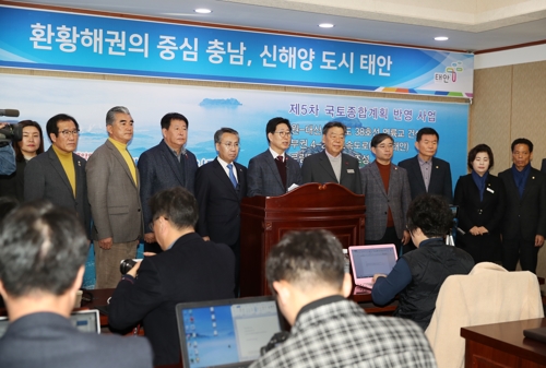 균특법 개정안 저지 TK 의원 규탄하는 양승조 충남지사     (태안=연합뉴스) 이은파 기자 = 양승조 충남지사(가운데)가 23일 태안군청 회의실에서 기자회견을 열어 혁신도시 추가 지정을 위한 근거 법안인 국가균형발전특별법 개정안 입법을 저지하기로 한 자유한국당 대구·경북 의원들을 규탄하고 있다. 2020.1.23