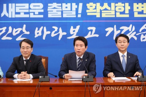 발언하는 민주당 이인영 원내대표(서울=연합뉴스) 안정원 기자 = 더불어민주당 이인영 원내대표가 23일 오전 서울 여의도 국회에서 열린 정책조정회의에서 발언하고 있다.  jeong@yna.co.kr