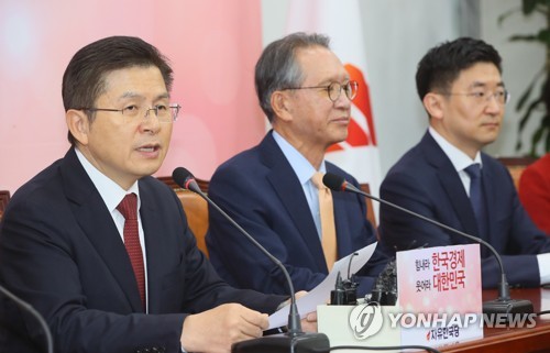 황교안 자유한국당 대표(서울=연합뉴스) 진성철 기자 = 자유한국당 황교안 대표가 23일 국회에서 열린 공천관리위원회 임명장 수여식을 마친 뒤 인사말하고 있다. 왼쪽부터 황 대표, 김형오 위원장, 김세연 위원. zjin@yna.co.kr