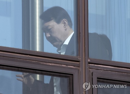 이동하는 윤석열 총장(서울=연합뉴스) 윤동진 기자 = 윤석열 검찰총장이 23일 서울 서초구 대검찰청에서 구내식당으로 향하고 있다. mon@yna.co.kr