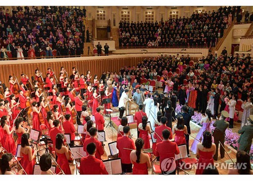 김정은, 가족과 설 공연 관람…고모 김경희도 참석(서울=연합뉴스) 김정은 북한 국무위원장이 설 당일인 지난 25일 삼지연극장에서 부인 리설주 여사와 함께 명절 기념공연을 관람했다고 노동신문이 26일 1면에 보도했다. 최룡해 국무위원회 제1부위원장, 김정일 국방위원장의 여동생이자 처형된 장성택의 부인이었던 김경희 전 노동당 비서, 리일환 노동당 부위원장, 조용원·김여정 당 제1부부장, 현송월 부부장이 함께 공연을 관람했다. 김 위원장이 공연 관계자들과 악수하고 있다. [노동신문 홈페이지 캡처] 2020.1.26
 nkphoto@yna.co.kr
