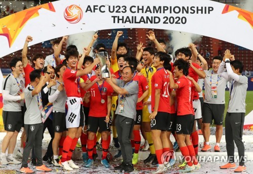 우리가 아시아 챔피언!(방콕=연합뉴스) 이정훈 기자 = 26일 오후(현지시간) 태국 방콕 라자망갈라 스타디움에서 열린 2020 아시아축구연맹(AFC) U-23 챔피언십 한국과 사우디아라비아의 결승전.
사우디를 꺾고 사상 첫 대회 우승에 성공한 선수들과 김학범 감독이 우승 트로피를 높이 들고 환호하고 있다. 2020.1.27 uwg806@yna.co.kr