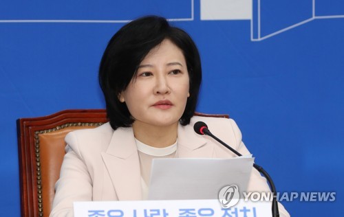 입당 인사말하는 이수진 전 부장판사(서울=연합뉴스) 하사헌 기자 = 27일 오후 서울 여의도 국회에서 열린 더불어민주당 인재영입 발표에서 21대 총선 열세 번째 영입 인사인 '양승태 사법부 사법농단' 관련 의혹을 폭로했던 이수진 전 부장판사가 인사말을 하고 있다. 2020.1.27 toadboy@yna.co.kr