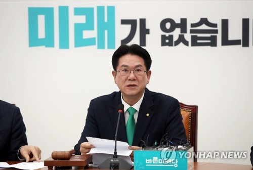 바른미래당 원내대책 회의(서울=연합뉴스) 김인철 기자 = 바른미래당 이동섭 원내대표 권한대행이 28일 오전 국회에서 열린 원내대책회의에서 발언하고 있다. yatoya@yna.co.kr