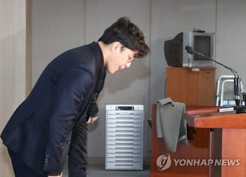 고개 숙여 인사하는 미투 논란 의혹 원종건 민주당 영입인재 2호(서울=연합뉴스) 안정원 기자 = 미투 논란 의혹이 제기된 더불어민주당 2번째 영입인재인 원종건씨가 28일  서울 여의도 국회 정론관에서영입인재 자격을 자진 반납하겠다고 밝힌 뒤 고개 숙여 인사하고 있다. 2020.1.28 jeong@yna.co.kr