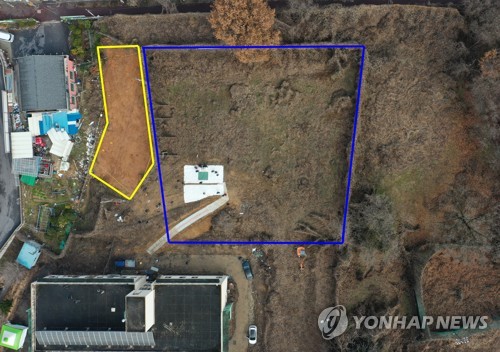 5·18 암매장 의심지 옛 광주교도소 '추가 발굴'(광주=연합뉴스) 정회성 기자 = 28일 광주 북구 문흥동 옛 광주교도소 무연고자 묘지 인근 텃밭(파란색 경계선)에서 5·18 민주화운동 당시 사라진 사람들 흔적을 찾는 발굴조사 준비 작업이 이뤄지고 있다. 5·18기념재단 등은 옛 교도소 무연고자 묘지(노란색 경계선)의 신원 미상 유골 발굴을 계기로 내달 1일까지 조사를 이어간다. hs@yna.co.kr