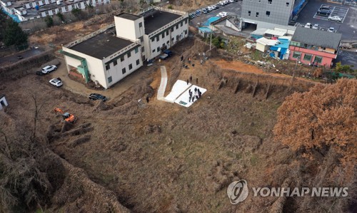 5·18 행방불명자 '이번에는 찾을까'(광주=연합뉴스) 정회성 기자 = 28일 광주 북구 문흥동 옛 광주교도소 무연고자 묘지 인근 텃밭에서 5·18 민주화운동 당시 사라진 사람들 흔적을 찾는 발굴조사 준비 작업이 이뤄지고 있다. 5·18기념재단 등은 옛 교도소 무연고자 묘지 내 신원 미상 유골 발굴을 계기로 내달 1일까지 조사를 이어간다. hs@yna.co.kr