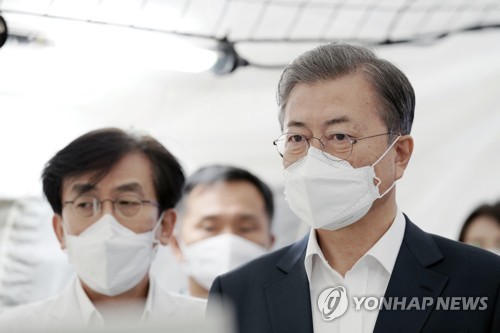 마스크 쓴 문 대통령(서울=연합뉴스) 문재인 대통령이 28일 오전 신종 코로나바이러스 감염증 대응 의료기관인 서울 중구 국립중앙의료원에서 현장점검 전 마스크를 쓰고 있다.[청와대 제공, 재판매 및 DB금지] photo@yna.co.kr