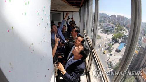 탄흔 조사[연합뉴스 자료사진]