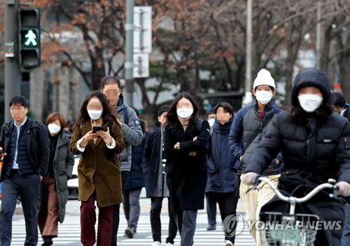 마스크 쓴 시민들(서울=연합뉴스) 류영석 기자 = 신종 코로나바이러스 확산이 우려되는 가운데 29일 오전 서울 광화문광장에서 시민들이 마스크를 쓰고 걸어가고 있다. 2020.1.29 ondol@yna.co.kr