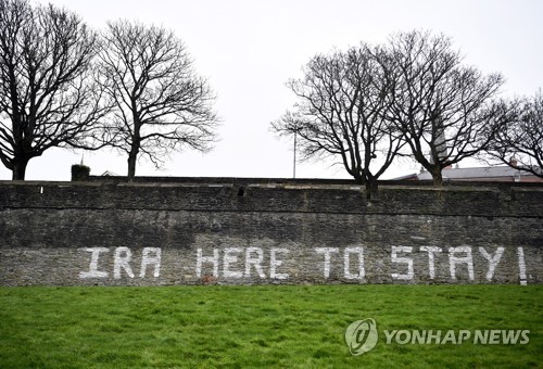 북아일랜드 런던데리의 한 벽에 쓰인 'IRA는 여기 남아 있다!' 글귀   [EPA=연합뉴스 자료사진]