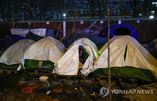프랑스 파리 북부 포르트 도베르빌리에 인근의 불법 난민촌. [로이터=연합뉴스]