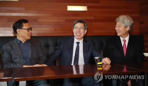 박형준, '범중도·보수' 안철수계와 회동(서울=연합뉴스) 김인철 기자 = 박형준 혁신통합추진위원회 위원장(가운데)이 29일 오전 서울 영등포구 여의도의 한 호텔에서 '안철수계'로 분류되는 문병호 전 바른미래당 최고위원(왼쪽), 김근식 경남대 교수와 만나 대화하고 있다. 2020.1.29 yatoya@yna.co.kr