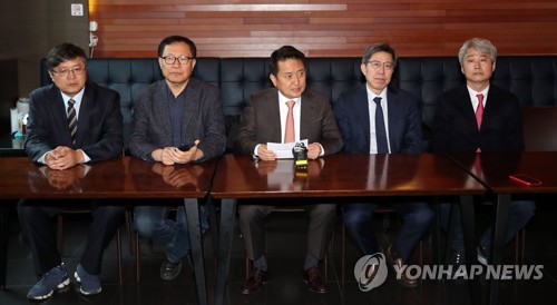 발언하는 김영환 전 의원(서울=연합뉴스) 김인철 기자 = 29일 오전 서울 영등포구 여의도의 한 호텔에서 김영환 전 의원(가운데)이 박형준 혁신통합추진위원회 위원장과 만나 발언하고 있다.
왼쪽부터 장성철 바른미래당 제주도당위원장 직무대행, 문병호 전 바른미래당 최고위원, 김 전 의원, 박형준 혁신통합추진위원회 위원장, 김근식 경남대 교수. yatoya@yna.co.kr