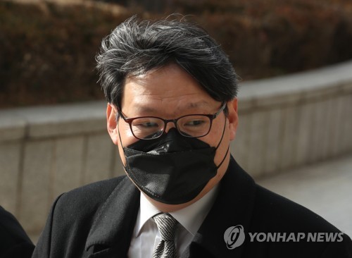 마스크 쓰고 검찰 출석하는 이광철 민정비서관(서울=연합뉴스) 정하종 기자 = 이광철 대통령비서실 민정비서관이 29일 오전 서울 서초구 서울중앙지검으로 출석하고 있다. chc@yna.co.kr