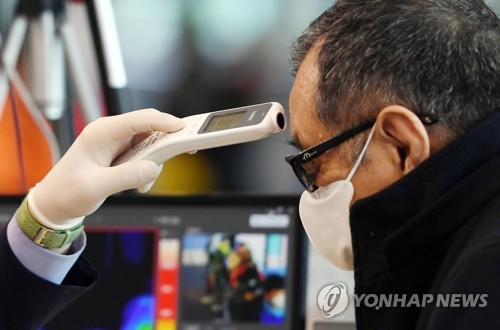 발열검사 받는 중국 텐진발 입국객(영종도=연합뉴스) 한종찬 기자 = 신종 코로나바이러스 감염증인 '우한 폐렴' 확산이 우려되는 가운데 29일 인천국제공항 제1터미널 입국장에서 중국 텐진발 입국한 사람들이 검역을 받고 있다. 2020.1.29 saba@yna.co.kr
