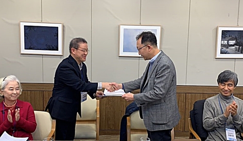 지난 4년간 한국다문화교육학회장을 맡은 서울대 사회교육과 모경환 교수(왼쪽)가 신임 학회장 성상환 교수에게 임명장을 전달하고 있다. [한국다문화교육학회 제공]