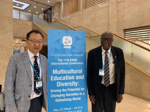 한국다문화교육학회가 2019년 5월 24일 서울대에서 개최한 국제학술대회에서 당시 조직위원장이자 한국다문화교육학회 부회장을 맡은 성상환 교수가 미국 워싱턴대의 제임스 뱅크스 교수와 함께 기념촬영을 하고 있다. [연합뉴스 자료사진]