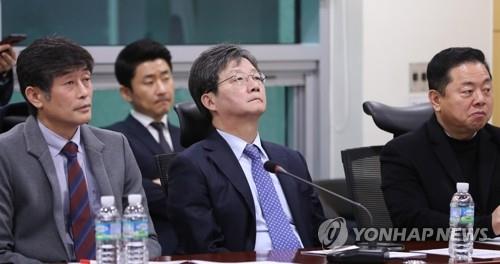 새로운보수당 유승민 보수재건위원장(가운데)이 지난 29일 오전 서울 여의도 국회 의원회관에서 열린 당대표-주요당직자 확대연석회의에서 참석자의 발언을 듣고 있다. [연합뉴스 자료사진]