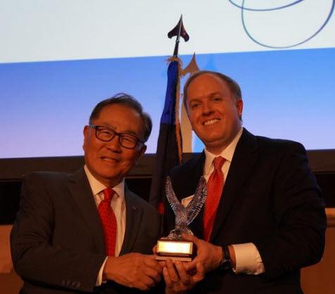 박 회장(왼쪽)이 카일 윙필드 재단 대표와 함께 수상식후 기념촬영하는 모습[출처:미주중앙일보]