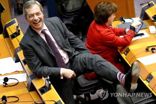나이절 패라지 영국 브렉시트당 대표가 29일(현지시간) 벨기에 브뤼셀에서 열린 유럽의회 본회의 중 웃고 있다[로이터=연합뉴스]