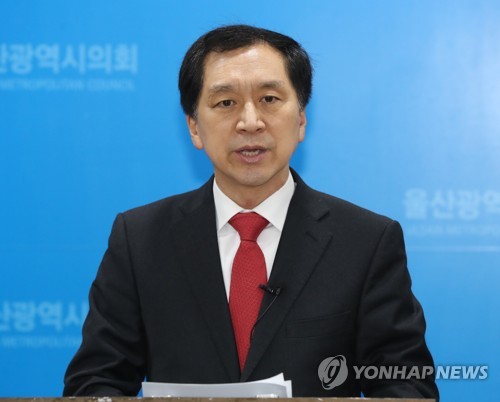 송철호 울산시장 사퇴 촉구하는 김기현(울산=연합뉴스) 김용태 기자 = 김기현 전 울산시장(왼쪽)이 30일 오후 울산시의회 프레스센터에서 기자회견을 열고 청와대 하명수사·선거개입 의혹 사건과 관련해 불구속 기소된 송철호 울산시장의 사퇴를 촉구하고 있다. 2020.1.30 yongtae@yna.co.kr