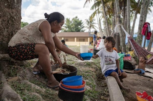 브라질 북부 호라이마 주에 있는 수영시설에서 생활하는 베네수엘라 난민들 [브라질 뉴스포털 UOL]