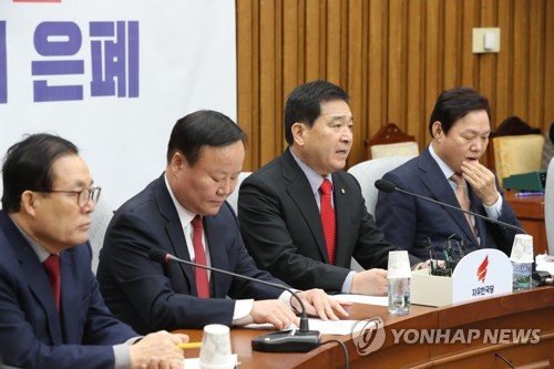 발언하는 한국당 심재철 원내대표(서울=연합뉴스) 안정원 기자 = 자유한국당 심재철 원내대표가 31일 오전 서울 여의도 국회에서 열린 원내대책회의에서 발언하고 있다. jeong@yna.co.kr