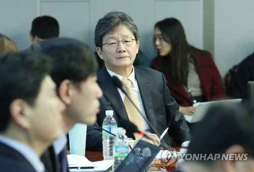 당대표단회의 참석한 유승민 의원(서울=연합뉴스) 안정원 기자 = 새로운보수당 유승민 의원이 31일 서울 여의도 국회 의원회관에서 열린 당대표단회의에서 발언을 듣고 있다. jeong@yna.co.kr