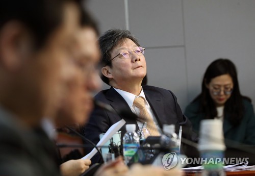 생각에 잠긴 새로운보수당 유승민 의원(서울=연합뉴스) 안정원 기자 = 새로운보수당 유승민 의원이 31일 오전 서울 여의도 국회 의원회관에서 열린 당대표단 회의에서 잠시 생각에 잠겨있다. 2020.1.31 jeong@yna.co.kr