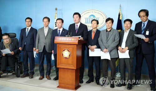 탈당하는 바른미래당 전·현직 지역위원장(서울=연합뉴스) 안정원 기자 = 바른미래당 전·현직 지역위원장과 지방의원 등이 31일 오전 서울 여의도 국회 정론관에서 안철수 전 의원과 함께하겠다며 탈당 기자회견을 하고 있다. 2020.1.31 jeong@yna.co.kr