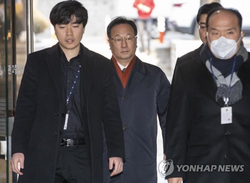 영장실질심사 출석하는 이우석 코오롱생명 대표(서울=연합뉴스) 윤동진 기자 = 골관절염 유전자치료제 인보사케이주(인보사)를 둘러싼 의혹에 연루된 코오롱생명과학의 이우석 대표가 31일 오전 서초구 서울중앙지법에서 열리는 구속 전 피의자심문(영장실질심사)에 출석하고 있다. mon@yna.co.kr