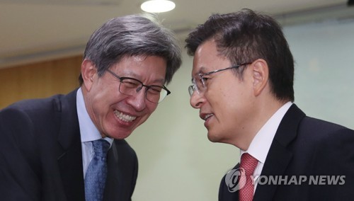 인사하는 박형준과 황교안(서울=연합뉴스) 김인철 기자 = 자유한국당 황교안 대표(오른쪽)와 박형준 혁신통합추진위원회 위원장이 31일 오후 국회 의원회관에서 열린 혁신통합추진위원회 제1차 대국민보고대회에서 인사하고 있다. yatoya@yna.co.kr