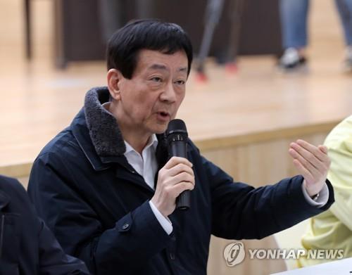 진천 주민 만난 진영 행안부 장관   (진천=연합뉴스) 이승민 기자 = 진영 행정안전부 장관이 30일 오후 충북 진천군 교육과정평가원에서 진천 주민과 간담회를 하고 있다. 2020.1.30 logos@yna.co.kr